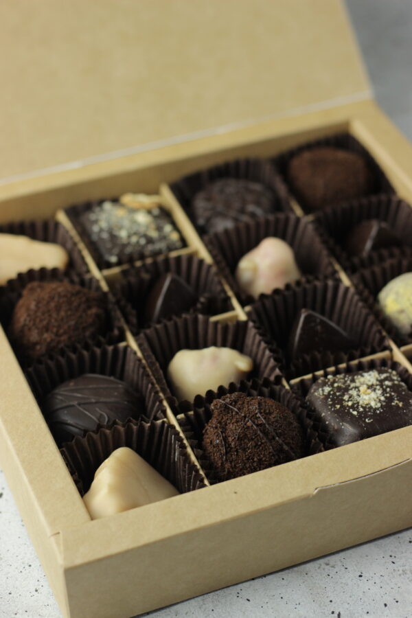 Box of 16 chocolate bonbons