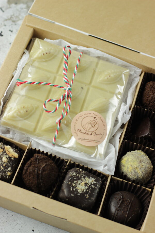 Box of 7 chocolate bonbons with white chocolate